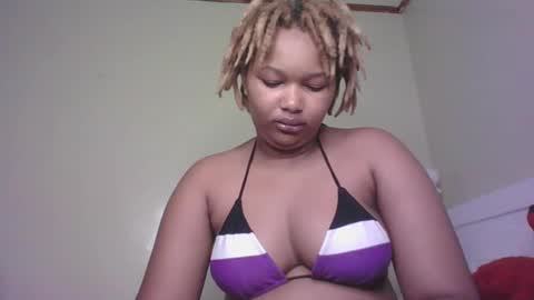 Snapshot of browny_candyz chatting on 02-18-25, 01:43 Tracy online show from 02-18-25, 01:43