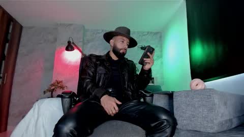 Snapshot of bruno_woods chatting on 12-05-25, 12:36 Andres Suarez online show from 12-05-25, 12:36