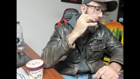 Snapshot of brutalmaster1983 chatting on 01-17-25, 07:05 BRUTALMASTER1983 online show from 01-17-25, 07:05