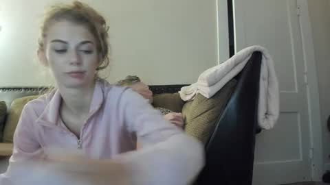 Snapshot of buffybarloe chatting on 12-03-24, 12:46 Buffy online show from 12-03-24, 12:46