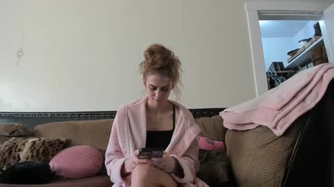 Snapshot of buffybarloe chatting on 12-14-24, 09:45 Buffy online show from 12-14-24, 09:45