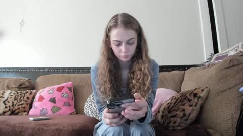 Snapshot of buffybarloe chatting on 12-27-24, 10:05 Buffy online show from 12-27-24, 10:05