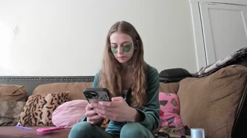 Snapshot of buffybarloe chatting on 01-02-25, 08:35 Buffy online show from 01-02-25, 08:35