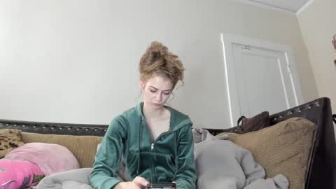 Snapshot of buffybarloe chatting on 01-10-25, 12:06 Buffy online show from 01-10-25, 12:06