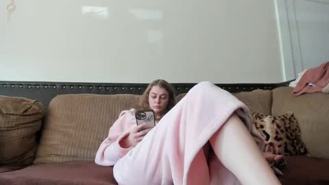 Snapshot of buffybarloe chatting on 02-17-25, 06:15 Buffy online show from 02-17-25, 06:15