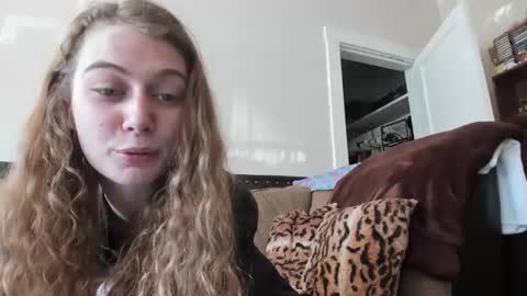 Snapshot of buffybarloe chatting on 03-09-25, 06:21 Buffy online show from 03-09-25, 06:21