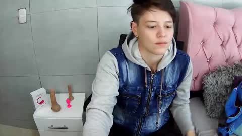 Snapshot of bug2025 chatting on 11-19-25, 04:18 bug2025 online show from 11-19-25, 04:18