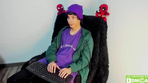 Snapshot of bumblubee chatting on 12-19-24, 01:28 Tonny online show from 12-19-24, 01:28