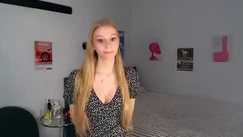 Snapshot of bunnny_hop chatting on 04-02-26, 09:18 Call me Belle online show from 04-02-26, 09:18