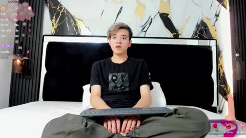 Snapshot of bunny_maxxi chatting on 01-19-25, 04:04 bunny online show from 01-19-25, 04:04