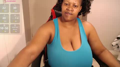 Snapshot of bustylisa85 chatting on 02-15-25, 02:22 lisa online show from 02-15-25, 02:22