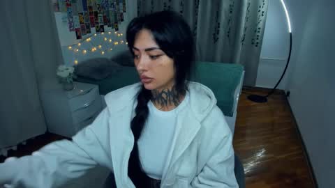 Snapshot of butter_f1y chatting on 10-20-25, 06:25 Sabrina online show from 10-20-25, 06:25