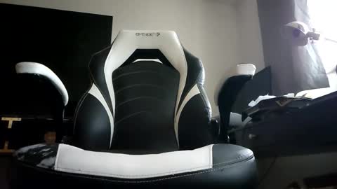 Snapshot of bwall1425 chatting on 11-29-25, 09:18 bwall1425 online show from 11-29-25, 09:18