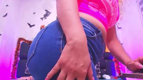 Snapshot of c_fox_ chatting on 10-23-25, 03:06 Carolina online show from 10-23-25, 03:06