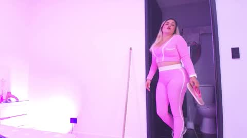 Snapshot of c_fox_ chatting on 11-01-25, 03:08 Carolina online show from 11-01-25, 03:08