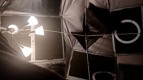 Snapshot of calisguitar chatting on 11-22-25, 12:48 Calisguitar online show from 11-22-25, 12:48