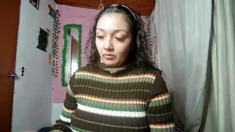 Snapshot of callme_lolas chatting on 05-18-26, 04:18 paula online show from 05-18-26, 04:18