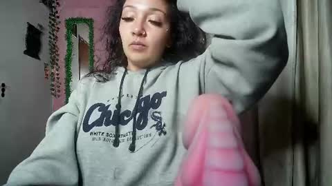 Snapshot of callme_lolas chatting on 06-19-26, 05:56 paula online show from 06-19-26, 05:56