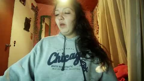 Snapshot of callme_lolas chatting on 06-27-26, 02:05 paula online show from 06-27-26, 02:05