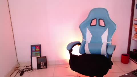 Snapshot of callmebluee chatting on 04-25-26, 06:16 callmebluee online show from 04-25-26, 06:16