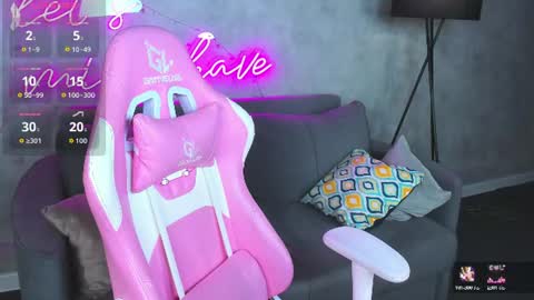 Snapshot of calm_sign chatting on 06-17-26, 12:13 Renesmy online show from 06-17-26, 12:13