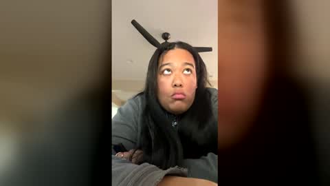 Snapshot of cals9x chatting on 12-14-25, 01:22 camzxoxox online show from 12-14-25, 01:22