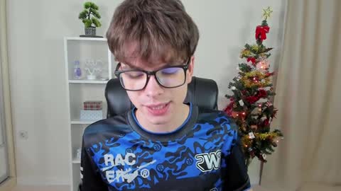 Snapshot of calvin_loves_you chatting on 12-14-24, 07:14 Hey I am Calvin online show from 12-14-24, 07:14