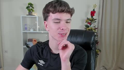 Snapshot of calvin_loves_you chatting on 12-17-24, 07:04 Hey I am Calvin online show from 12-17-24, 07:04