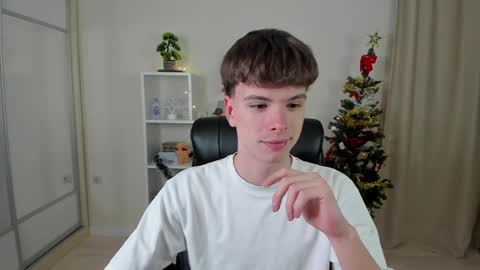 Snapshot of calvin_loves_you chatting on 12-18-24, 07:08 Hey I am Calvin online show from 12-18-24, 07:08