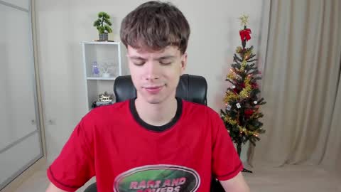 Snapshot of calvin_loves_you chatting on 12-20-24, 07:17 Hey I am Calvin online show from 12-20-24, 07:17