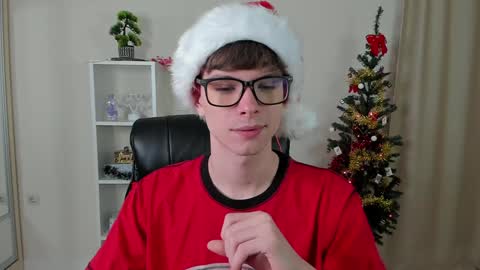 Snapshot of calvin_loves_you chatting on 12-24-24, 07:11 Hey I am Calvin online show from 12-24-24, 07:11