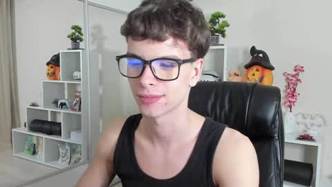 Snapshot of calvin_loves_you chatting on 01-26-25, 07:09 Hey I am Calvin online show from 01-26-25, 07:09