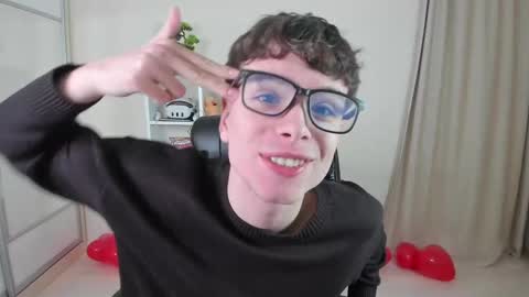 Snapshot of calvin_loves_you chatting on 02-15-25, 07:06 Hey I am Calvin online show from 02-15-25, 07:06