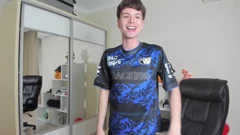 Snapshot of calvin_loves_you chatting on 02-19-25, 07:16 Hey I am Calvin online show from 02-19-25, 07:16