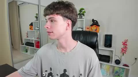 Snapshot of calvin_loves_you chatting on 02-23-25, 07:07 Hey I am Calvin online show from 02-23-25, 07:07