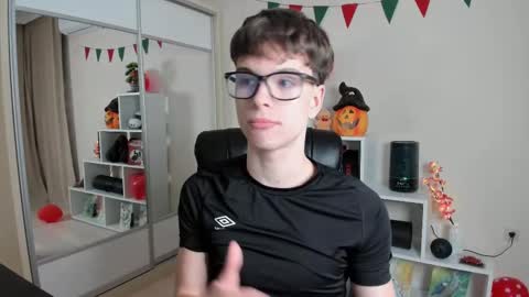 Snapshot of calvin_loves_you chatting on 03-08-25, 07:09 Hey I am Calvin online show from 03-08-25, 07:09