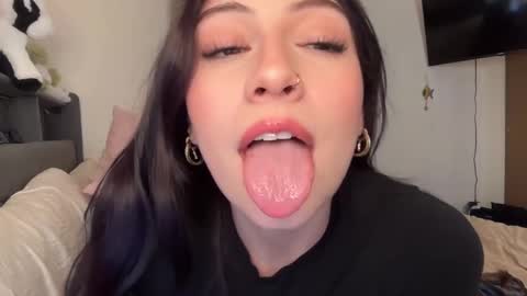 Snapshot of cami_calderon chatting on 02-17-26, 08:26 Camila online show from 02-17-26, 08:26