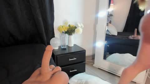 Snapshot of cami_cruzz chatting on 05-27-26, 09:34 Camila cruz online show from 05-27-26, 09:34