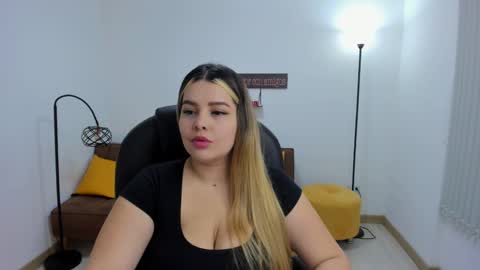 Snapshot of camiilaa1 chatting on 02-10-25, 04:19 Camila online show from 02-10-25, 04:19