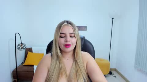 Snapshot of camiilaa1 chatting on 02-20-25, 06:06 Camila online show from 02-20-25, 06:06