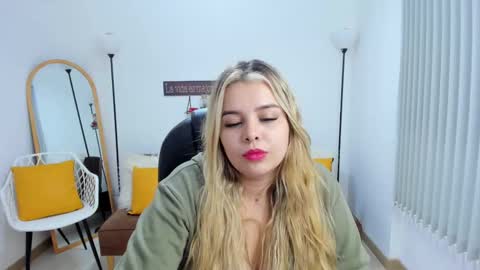 Snapshot of camiilaa1 chatting on 03-06-25, 07:47 Camila online show from 03-06-25, 07:47