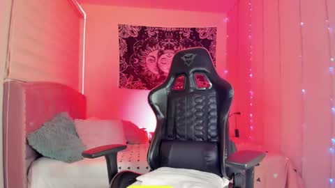 Snapshot of camiilaatorres chatting on 11-21-25, 03:38 camila online show from 11-21-25, 03:38