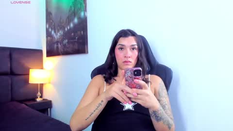 Snapshot of camila_coxx chatting on 12-27-24, 02:33 s online show from 12-27-24, 02:33