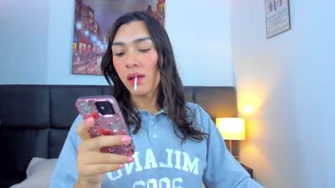 Snapshot of camila_coxx chatting on 01-23-25, 07:22 s online show from 01-23-25, 07:22