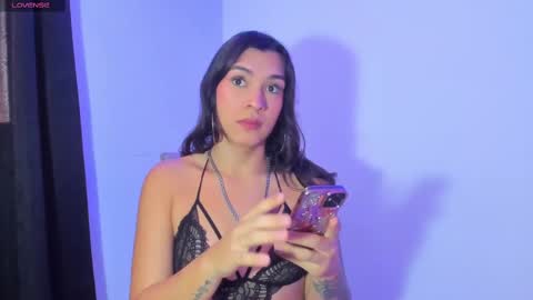 Snapshot of camila_coxx chatting on 03-09-25, 03:27 s online show from 03-09-25, 03:27