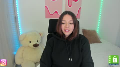 Snapshot of camila_ec2 chatting on 01-11-25, 12:44 C A M I online show from 01-11-25, 12:44