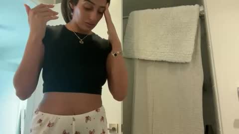 Snapshot of camiliakxoxo chatting on 11-08-25, 01:22 camiliakxoxo online show from 11-08-25, 01:22