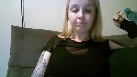 Snapshot of camille_deville chatting on 02-25-25, 07:42 Camille Deville online show from 02-25-25, 07:42