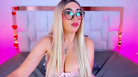 Snapshot of camille_juicy chatting on 07-08-26, 01:04 Camille online show from 07-08-26, 01:04
