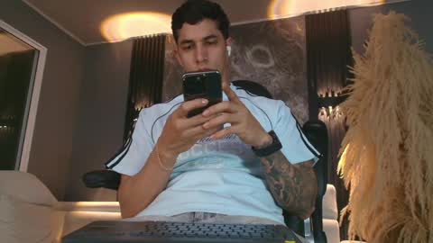 Snapshot of camiloalvarezzz3 chatting on 05-19-26, 03:13 CAMILO online show from 05-19-26, 03:13